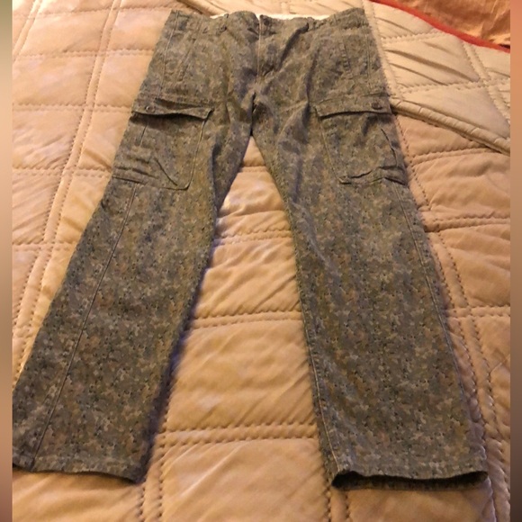 Levi’s Slim Straight Camo Cargo. - Picture 1 of 9